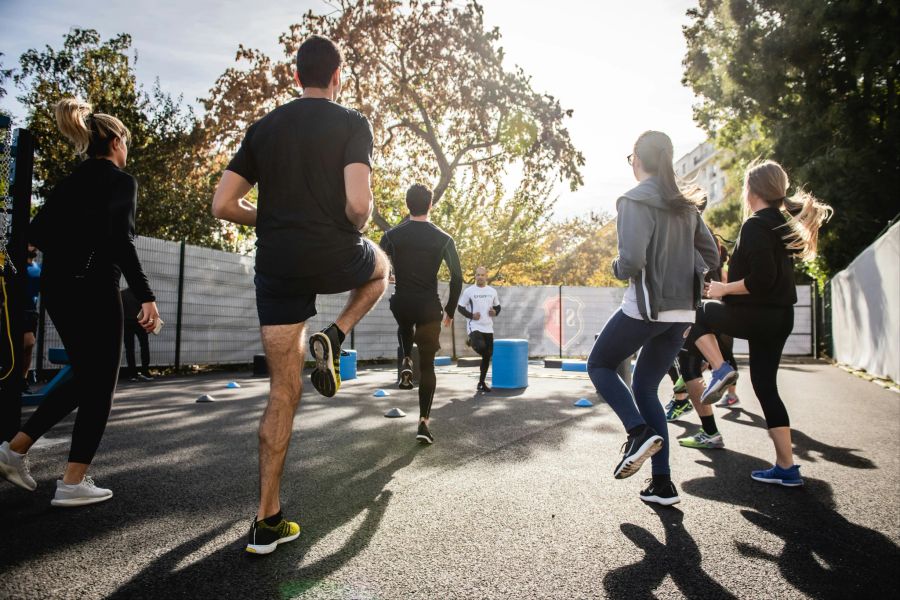 menschen machen gemeinsam Sport