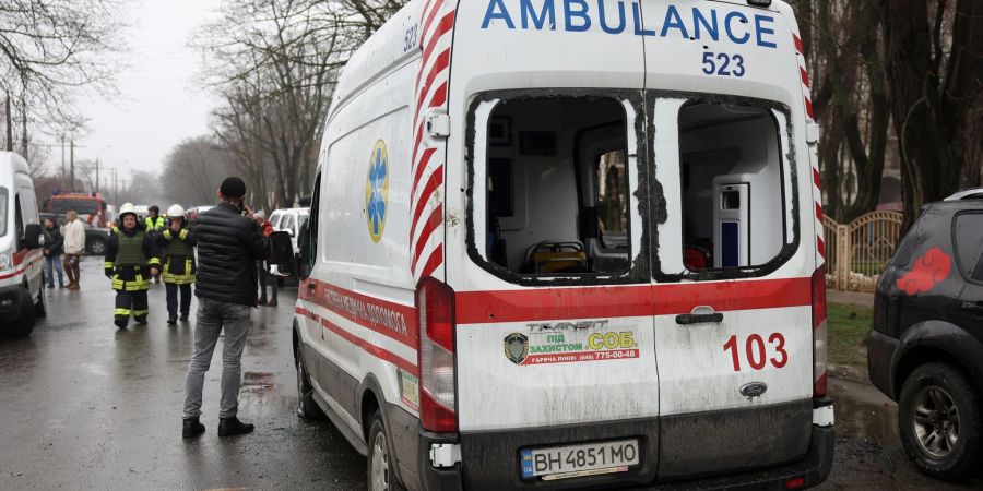 Ein beschädigter Krankenwagen mit zerbrochenen Scheiben nach einem russischen Angriff in Odessa.