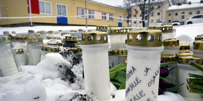 Kerzen und Blumen sind vor der in der Viertola-Schule im finnischen Vantaa aufgestellt. Kerzen und Blumen sind vor der in der Viertola-Schule im finnischen Vantaa aufgestellt.