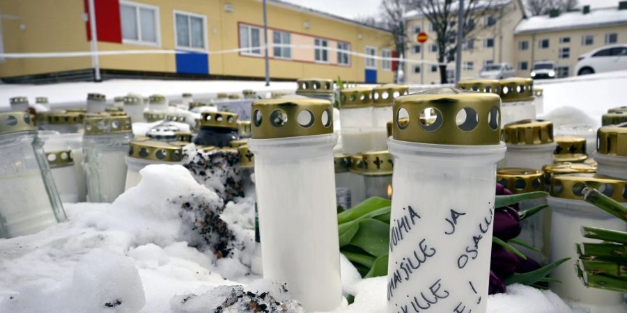 Kerzen und Blumen sind vor der in der Viertola-Schule im finnischen Vantaa aufgestellt.