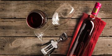 Weinflasche Rotweinglas Wein Flaschenöffner Holztisch
