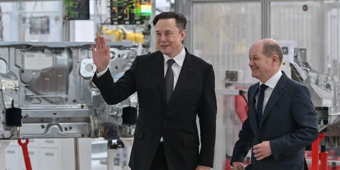 Kanzler Scholz (r) mit Tesla-Chef Elon Musk bei der Eröffnung der Tesla-Fabrik Berlin Brandenburg vor gut einem Jahr. Tesla-Fabrik Berlin Brandenburg