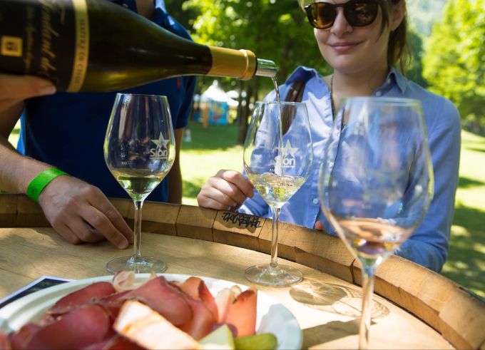 Rund 55 Rebsorten lassen sich an den Caves ouvertes entdecken. Wein Fass Degustation Frau