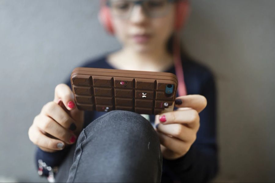 Keine Schoggitafel, sondern das neuste iPhone. Es kommt vor, dass Kinder bereits alles haben, was sie sich wünschen. (Symbolbild)