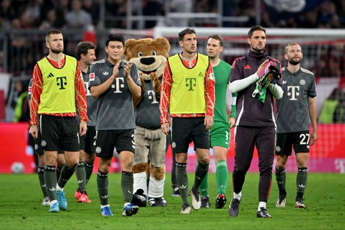 Sven Ulreich (2. v. re.) sorgte im Spitzenspiel der Bundesliga für Aufregung. Bundesliga Bayern München Leverkusen