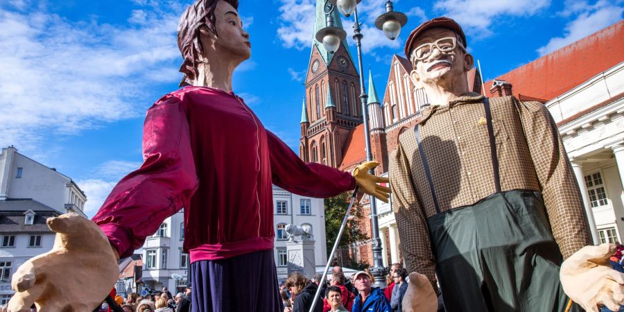 Mit einem ökumenischen Gottesdienst im Dom und einem Staatsakt im Mecklenburgischen Staatstheater werden die Feiern zum Tag der Einheit in Schwerin fortgesetzt.