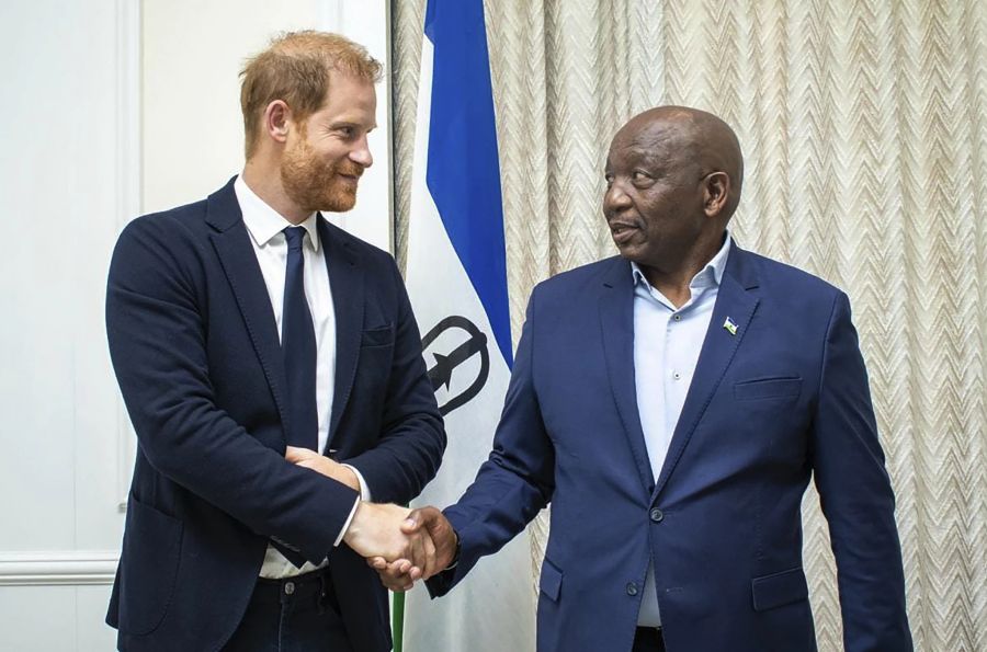 Prinz Harry mit dem Premier von Lesotho.