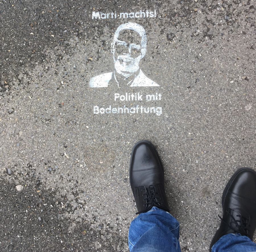 Dafür legt sich Martis Umfeld ins Zeug – und sprayt sein Gesicht auf die Berner Trottoirs.