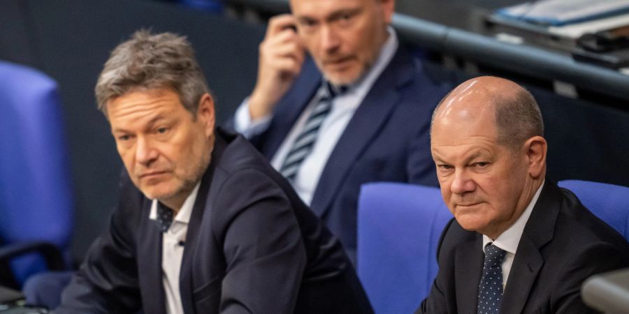 In der Ampel hakt es immer wieder. Finanzminister Lindner kritisiert nun das Auftreten der Koalition in der Wirtschaftspolitik - und geht Kanzler Olaf Scholz und Vizekanzler Robert Habeck direkt an. (Archivbild)