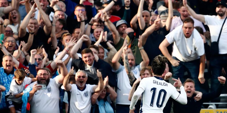 Die Fans in Dublin bejubeln Englands Jack Grealish nach seinem Tor in der 26. Spielminute.