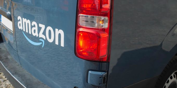 Die neue Strategie von Amazon: Billig-Lieferungen direkt aus China. Lieferwagen Amazon mit Logo Nahaufnahme