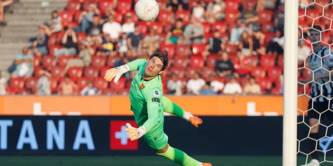 Marwin Hitz hechtet einem Ball nach. Marwin Hitz FC Basel