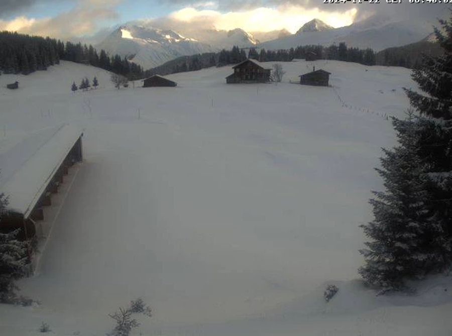 Auch in Arosa hat es viel Schnee und die Sonne lässt sich blicken.