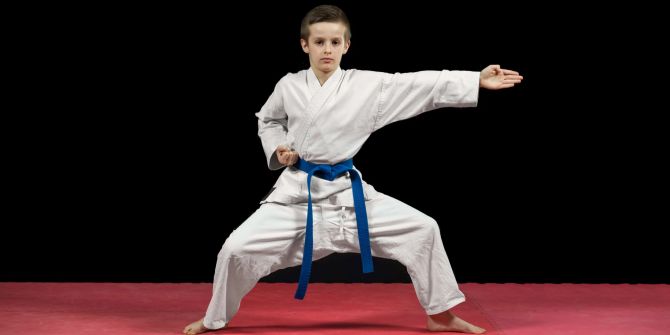 Junge Karate Anzug blau