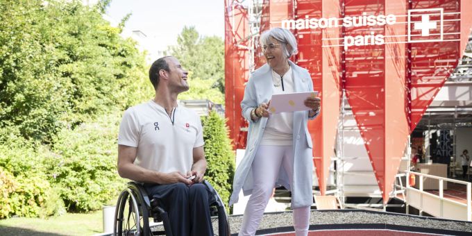 Bundesrätin Elisabeth Baume-Schneider (rechts) spricht mit Marcel Hug bei den 2024 Paris Summer Paralympics Games. baume