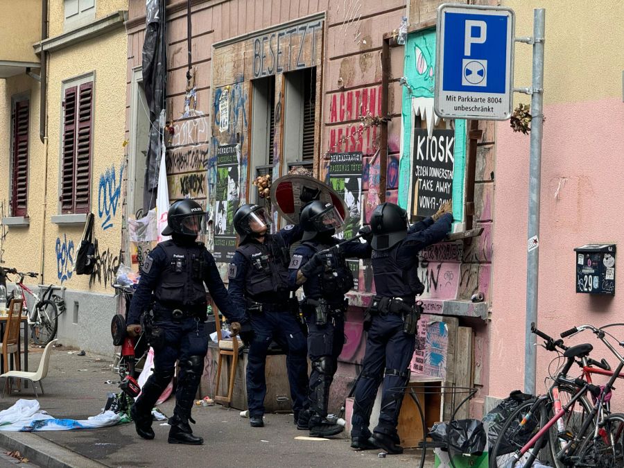 Polizisten räumen die besetzte Liegenschaft an der Magnusstrasse.