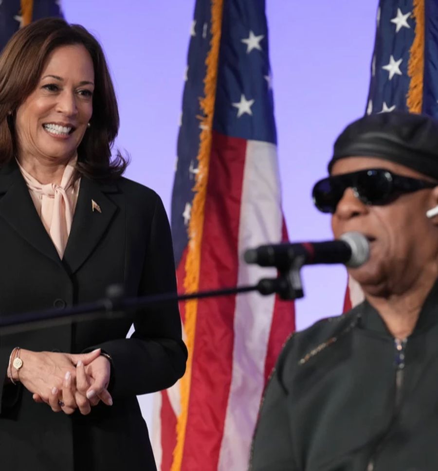 Kamala Harris zeigt sich unter anderem mit Musiker Stevie Wonder.