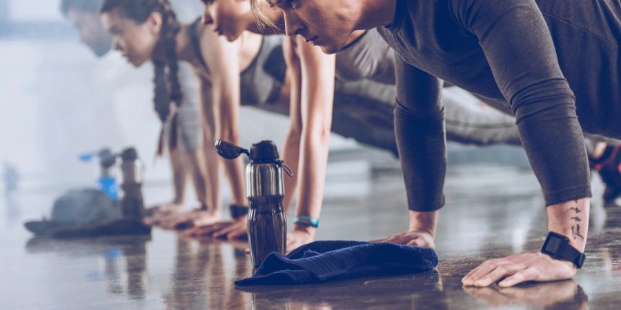 Menschen beim Sport mit Smartwatch & Co.