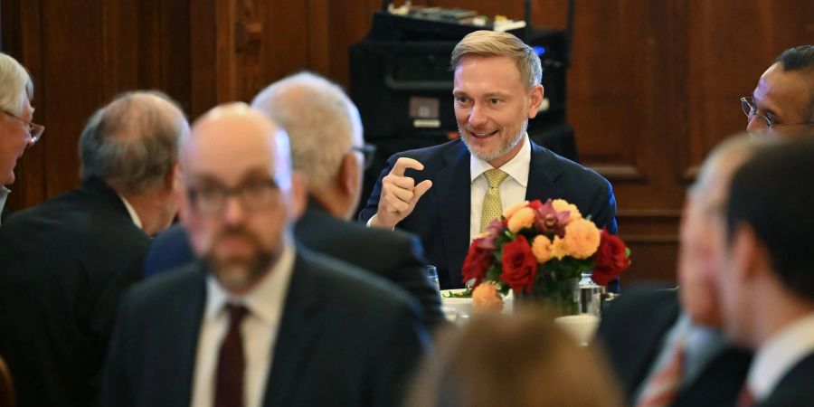Lindner ist für Gespräche mit Unternehmern in New York und reist dann zum Internationalen Währungsfonds nach Washington weiter.