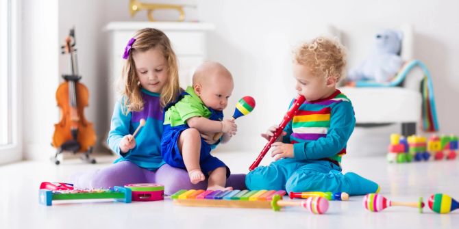 Kinder spielen zusammen