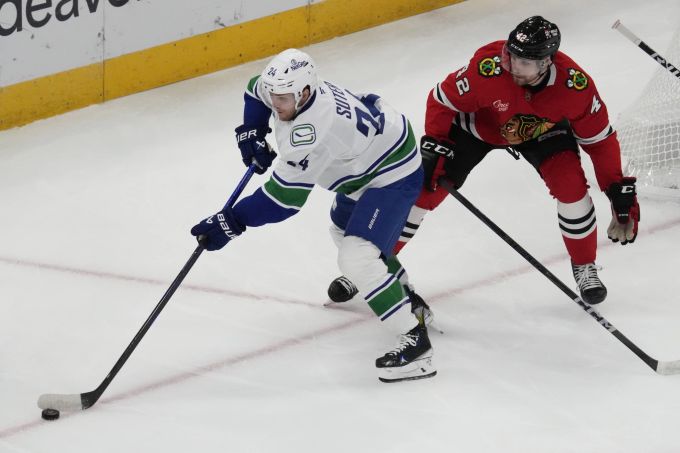 Pius Suter im Einsatz für die Vancouver Canucks gegen die Chicago Blackhawks. Pius Suter