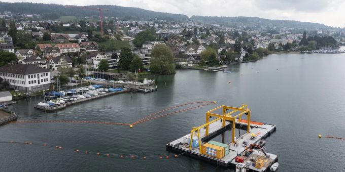 Schon 2022 widmete man sich auf dieser Plattform vor Uetikon der Seegrundsanierung. (Archivbild) Seegrund Sanierung Uetikon Altlasten