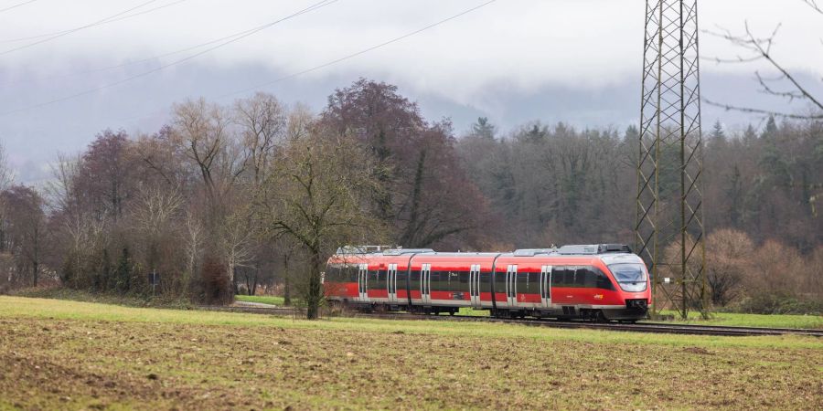 Auf rund einem Drittel des deutschen Schienennetzes können wegen fehlender Oberleitungen keine elektrischen Züge fahren. (Archivbild)