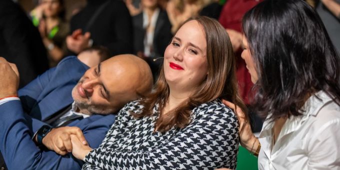 Ricarda Lang und Omid Nouripour treten als Chefs der deutschen Grünen zurück. grüne