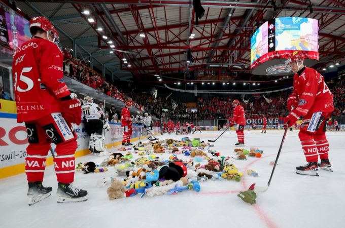 Die von den Rapperswil-Jona Lakers gesammelten Plüschtiere werden benachteiligten Kindern in Osteuropa weitergegeben. Rapperswil-Jona Lakers