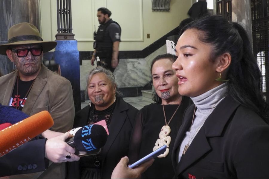 Die neuseeländische Abgeordnete Hana-Rawhiti Maipi-Clarke (rechts) gehört zu den Maori und hat sich im Parlament an einer Protestaktion beteiligt.