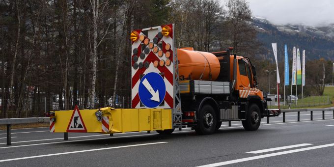 Thusis: Nach Kollision mit Anpralldämpfer weitergefahren - Zeugenaufruf. Kollision mit Anpralldämpfer