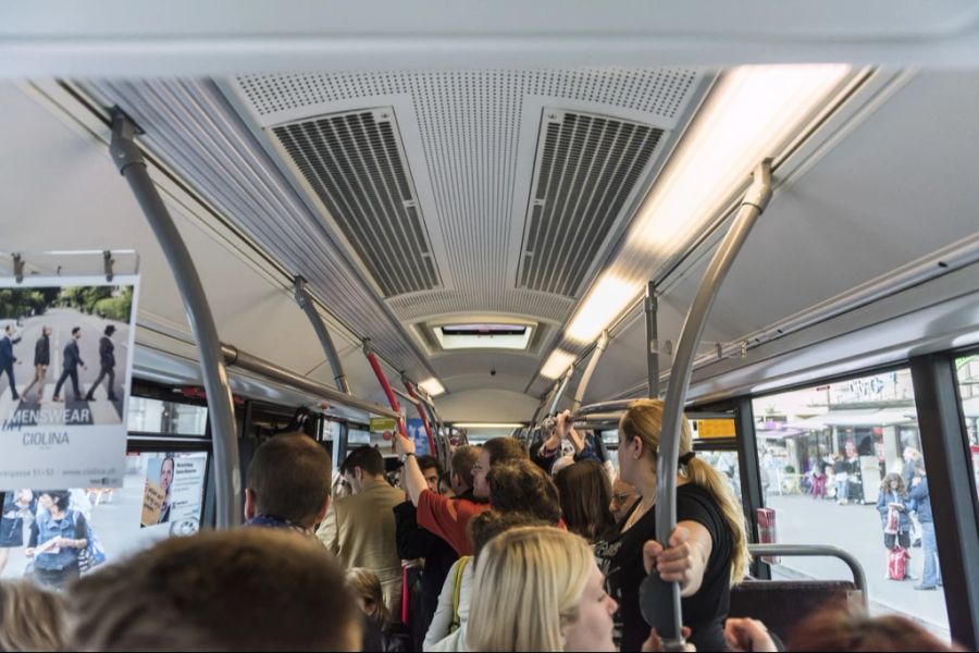 Den Passagieren wird geraten, sich bei jedem Wetter gut festzuhalten.