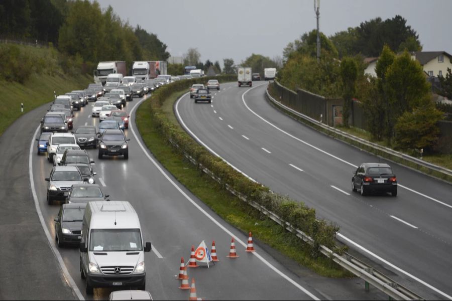 Im gleichen Zeitraum mussten die Versicherer für Schäden in Höhe von rund 10 Milliarden Franken aufkommen. Das sind 16 Milliarden weniger, als sie eingenommen haben. (Symbolbild)