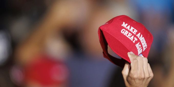 Mit Trump-Fankappen wie diesen bringen Anhänger ihre politische Unterstützung zum Ausdruck. (Archivbild) Trump Kappe Mütze Prügelei