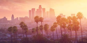Sonnenuntergang in Los Angeles Skyline Palmen