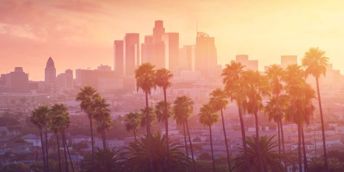Sonnenuntergang in Los Angeles Skyline Palmen
