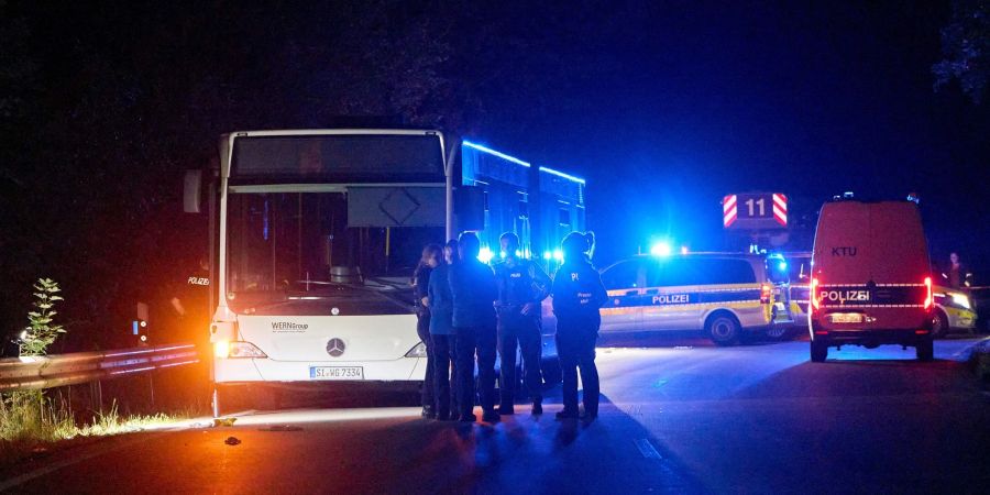 Frau sticht auf Busfahrgäste ein