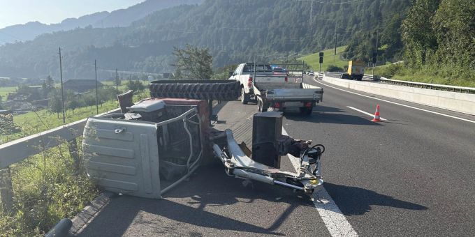 Arth: Bagger stürzt von Anhänger auf A4. Unfall auf A4