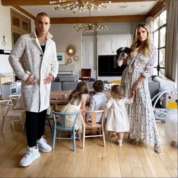 Robbie Williams mit Ehefrau Ayda und den drei Kindern. Robbie Williams