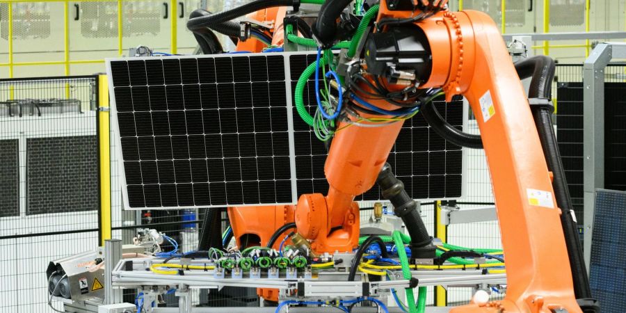 Die Solarwatt GmbH will ab dem Sommer in Asien fertigen lassen, weil die Produktion in Europa im Vergleich zur chinesischen Konkurrenz zu teuer ist.