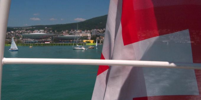 Die Basler Staatsanwaltschaft bestraft eine Jacht-Besitzerin, da sie verbotenerweise die Schweizer Flagge gehisst hatte. (Symbolbild) Schweizer Flagge