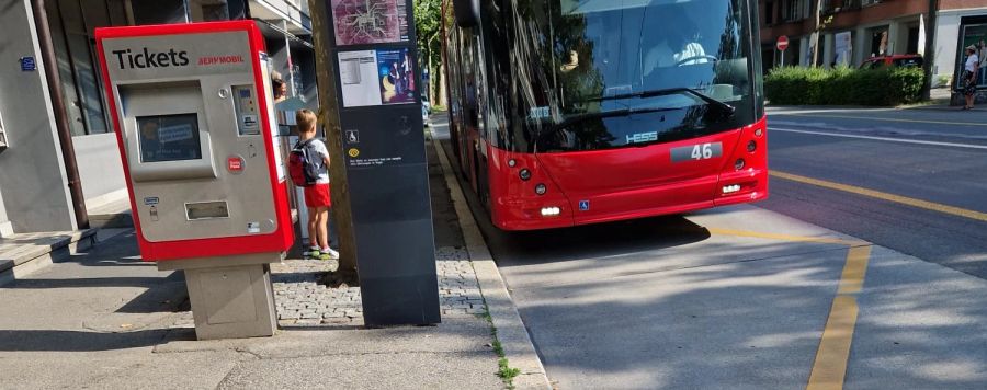 Ein Chauffeur von Bernmobil erteilt einem Raucher einen Rüffel, als dieser seinen Zigi-Rauch zu spät rausbläst.