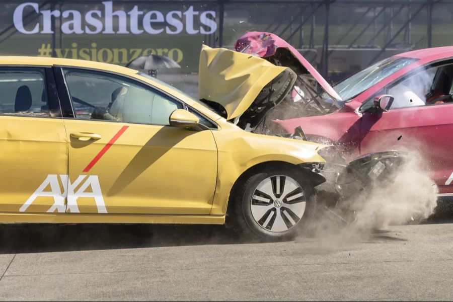 Zwei typengleiche Fahrzeuge, das eine mit Verbrennungsmotor (rechts) und das andere mit Elektroantrieb, kollidieren bei einem simulierten Unfall während eines AXA Crashtests auf dem Flughafen Dübendorf, am 25. August 2022.