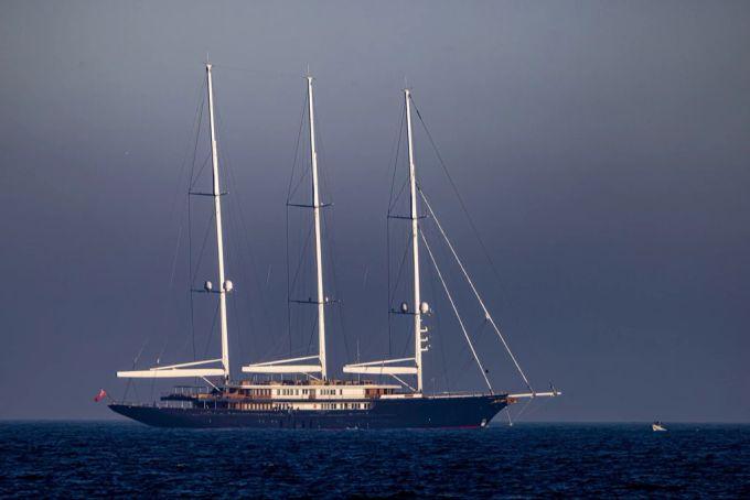 Die Superjacht Koru von Jeff Bezos im Jahr 2023 in den Gewässern vor der Küste von Palma de Mallorca. Koru Jeff Bezos