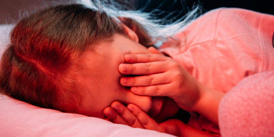 Mädchen Bett Angst