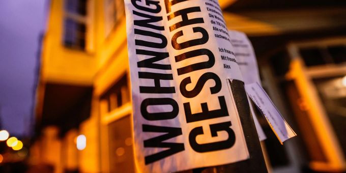 Die Initiative «Mehr Wohnraum durch Aufstockung» wurde in Zürich von vier Parteien eingereicht. (Symbolbild). Wohnung gesucht: Die Wohnungssuche dürfte künftig noch schwerer werden (Symbolbild).
