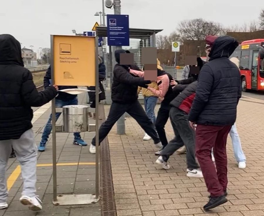 In seiner Heimat Heide (D) fallen Baraa S. (rosa Ärmel) und seine Gang schon länger mit Gewalttaten auf.