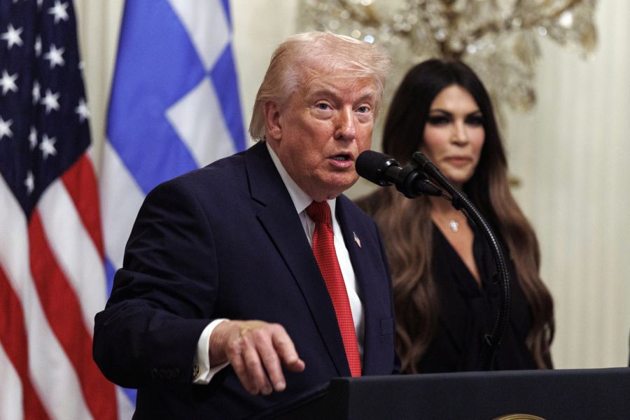 US-Präsident Donald Trump, im Hintergrund Guilfoyle. Sie war mit dessen Sohn Donald Trump jun. verlobt, 2022 gab das Paar die Verlobung bekannt.