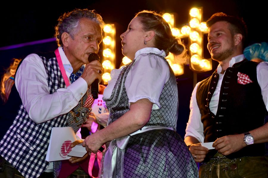 «Glücksfee» Marco (rechts) und Luca Papini überreichen einer strahlenden Gewinnerin ihren Preis.
