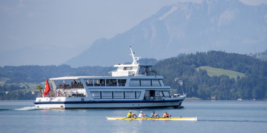 Das Kursschiff MS Zug der Zugersee Schifffahrt auf der Fahrt von Zug nach Arth SZ: In der Tiefe des Sees ist die Wasserqualität schlecht. (Archivaufnahme)
